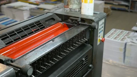 Printed sheets of paper are served in the printing press 库存影片 120903219