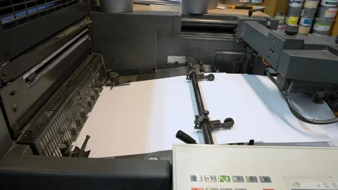 Printed sheets of paper are served in the printing press 库存影片 120903685