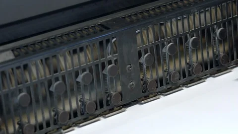 Printed sheets of paper are served in the printing press Vidéo 120903820