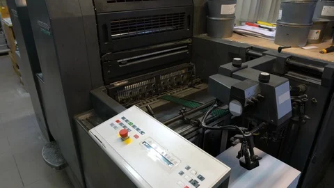 Printed sheets of paper are served in the printing press 库存影片 120904584
