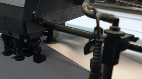 Printed sheets of paper are served in the printing press 库存影片 120905384