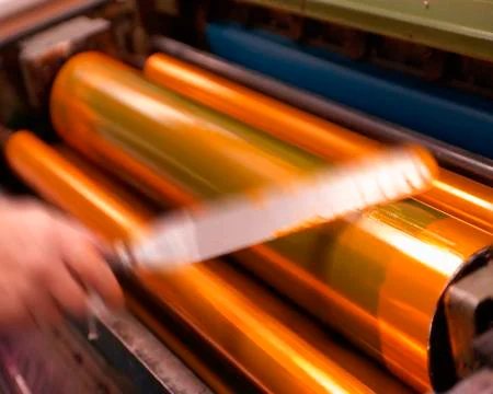 PRINTER APPLYING INK TO ROLLERS OF PRINTING PRESS Foto stock