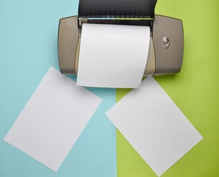 A printer with blank paper forms on a colored pastel background. Top view, fl Stockfoto's