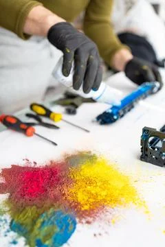 Printer technician engineer is refilling a laser toner cartridge. Foto stock