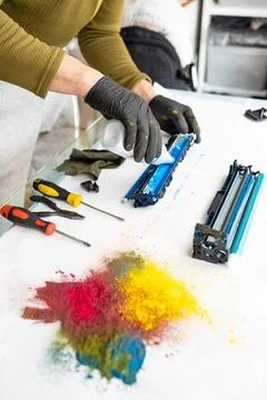 Printer technician engineer is refilling a laser toner cartridge. Foto stock