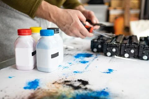 Printer technician engineer is refilling a laser toner cartridge. Foto stock