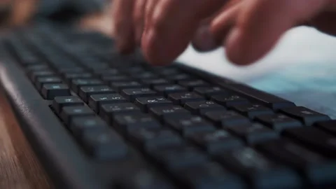 Prints text on the keyboard large Stockbeeldmateriaal 163290240