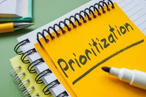 Prioritization note in a notebook. Time management and task organization. Foto stock