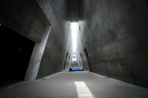 A prism-like triangular structure of the new Holocaust History Museum in Yad  Fotos de archivo