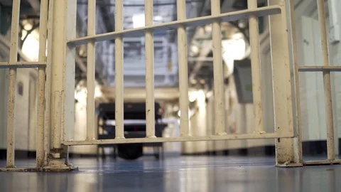 Prison Guard Closes Bars In Large Modern Prison Cell Block, 4K Incarceration Vidéo 85367897