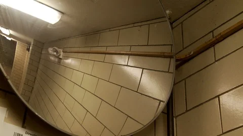 Prison hallway safety mirror with reflection of hall and doorway. Vídeo Stock 106532349