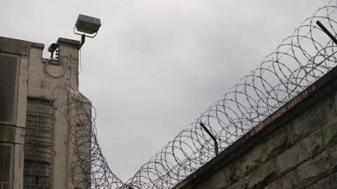 Prison Razor Wire and Barb Wire on Jail Wall. Видео 133549185