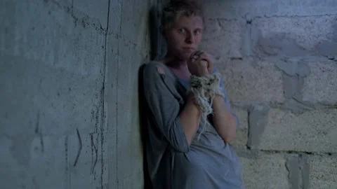 Prisoner in the basement. Bound dirty man Vidéo 204948831