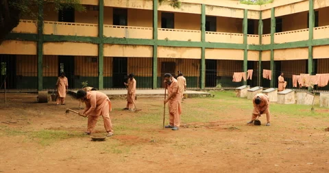 Prisoners working in jail 스톡 동영상 326281004
