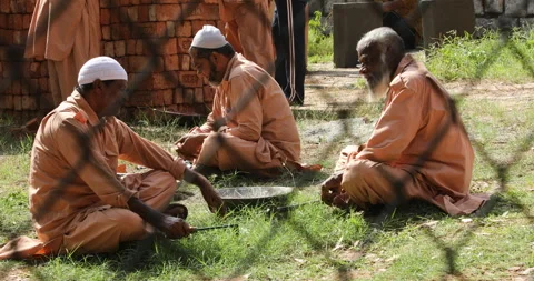 Prisoners working in jail 스톡 동영상 326281824