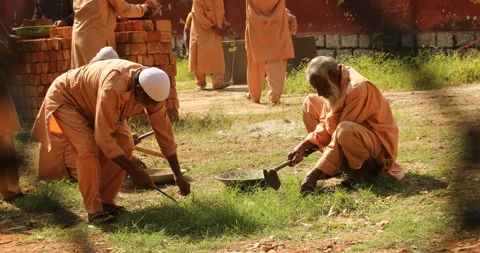 Prisoners working in jail 스톡 동영상 326281917