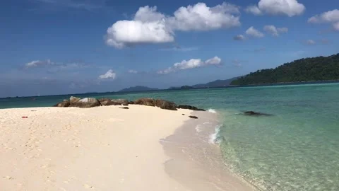 Pristine Exotic White Sand Beach and Turquoise Ocean with Small Waves. 스톡 동영상 129398923