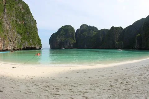 Pristine Maya Bay on Koh Phi Phi Leh Surrounded by Limestone Cliffs Stockfoto's
