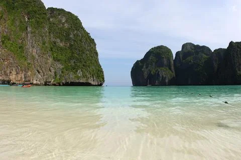 Pristine Maya Bay on Koh Phi Phi Leh Surrounded by Limestone Cliffs Stockfoto's