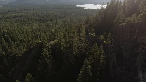 Pristine sub alpine lake in Washington's Central Cascades - Snoqualmie Pass Vídeos de archivo 111503301