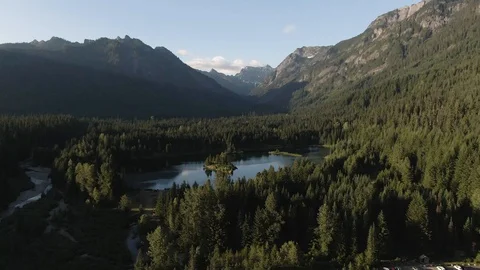 Pristine sub alpine lake in Washington's Central Cascades - Snoqualmie Pass Stock Footage 111503546