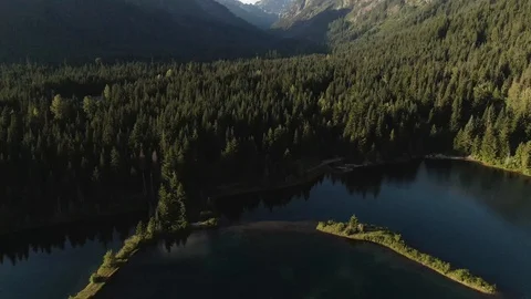 Pristine sub alpine lake in Washington's Central Cascades - Snoqualmie Pass Stock Footage 111503754