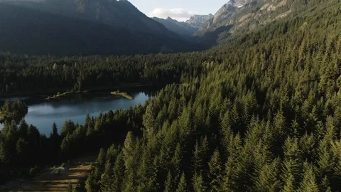 Pristine sub alpine lake in Washington's Central Cascades - Snoqualmie Pass Stock Footage 111503947