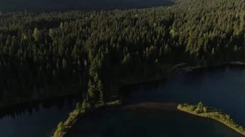 Pristine sub alpine lake in Washington's Central Cascades - Snoqualmie Pass Stock Footage 111504118