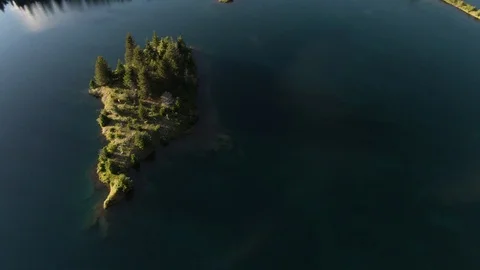 Pristine sub alpine lake in Washington's Central Cascades - Snoqualmie Pass Stock Footage 111504539