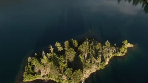 Pristine sub alpine lake in Washington's Central Cascades - Snoqualmie Pass Stock Footage 111504654