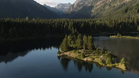 Pristine sub alpine lake in Washington's Central Cascades - Snoqualmie Pass Stock Footage 111504753