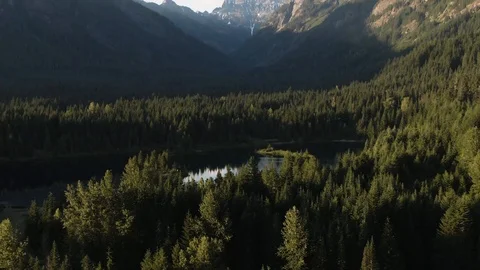 Pristine sub alpine lake in Washington's Central Cascades - Snoqualmie Pass Stock Footage 111529286