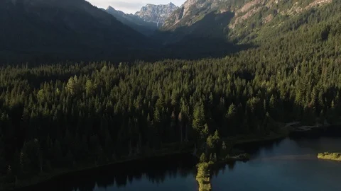 Pristine sub alpine lake in Washington's Central Cascades - Snoqualmie Pass Video stock 111529312