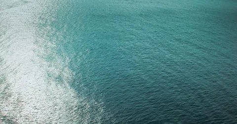 Pristine Turquoise Gradient Seawater with Shallow Sandy Bottom Texture Foto stock