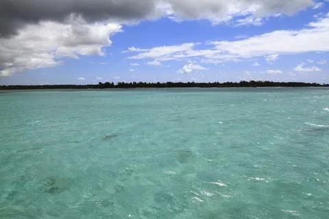 A Pristine White Sandy Beach Meets the Clear Turquoise Ocean, Mauritius Foto stock