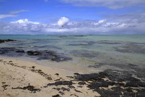 A Pristine White Sandy Beach Meets the Clear Turquoise Ocean, Mauritius 스톡 사진