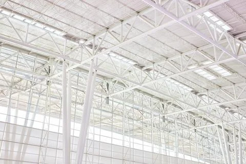 Pristine white walls and ceiling with windows and beams and support trusses Foto stock