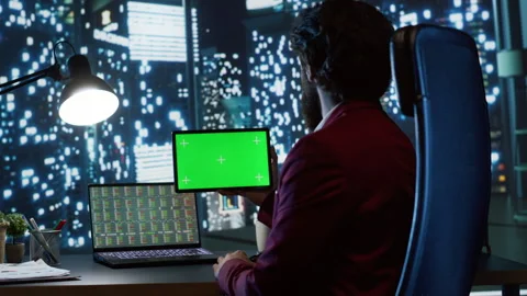 Private equity associate uses greenscreen display on tablet Stock Footage 256631481