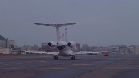 Private Jet Getting Ready For A Flight Vidéo 182889153