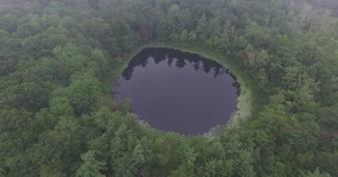 Private Lake Rotation Surrounded by Trees 動画素材 79375366