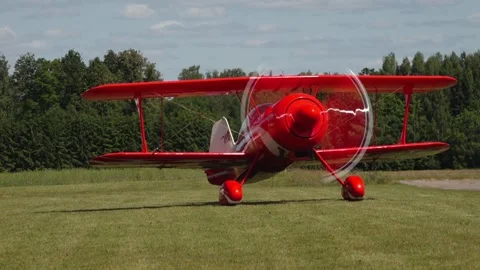 Private plane crash. A small plane during an aerobatic simulation. Video stock 243902020