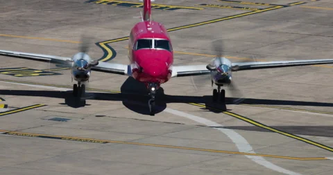 Private prop driven plane of the rich taxis on the runway at an airport. Generic Vídeos de archivo 174122538