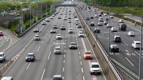 Private Road Traffic Vídeo Stock 107128988