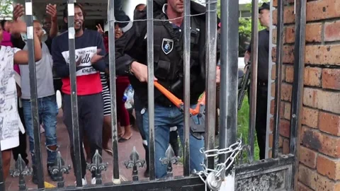 Private security evict people from building in Observatory, Cape Town Stock Footage 130211655