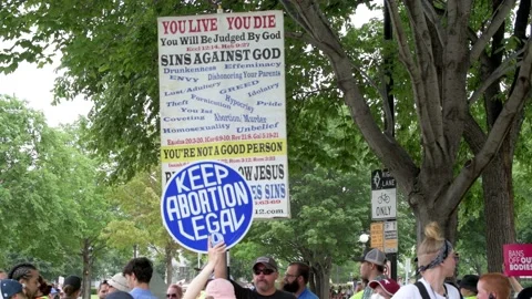 Pro abortion protesters hold up signs in front of anti abortion protesters at Stock-Footage 201952636