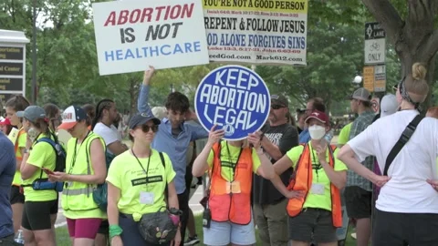 Pro abortion protesters hold up signs in front of anti-abortion protesters Video stock 201953128
