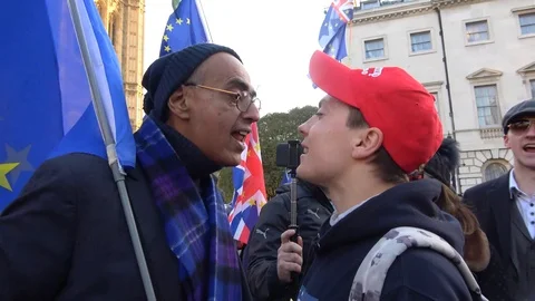 Pro and anti-Brexit protesters face off in heated exchanges in Westminster Vidéo 105832001