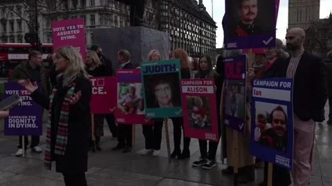 Pro-assisted dying protesters gather on Parliament Square as debate continues i Stock-Footage 323441881
