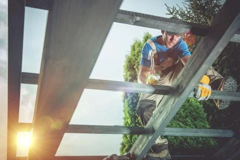 Pro Carpenter at Work. Wood Construction Job. Foto stock