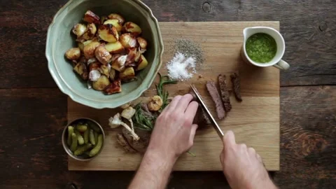 A pro chef slices a perfectly grilled steak, showing precision in every cut. 库存影片 336581671